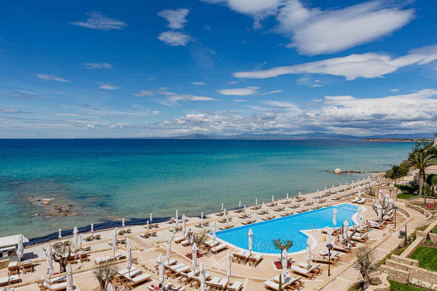 Hotel SANI Resort Greece - Hotel impression & experience - Luxury Hotel SANI Resort Greece - Hotel review and experience in mainland Greece - 800 rooms, 17 restaurants, 1500m beach,