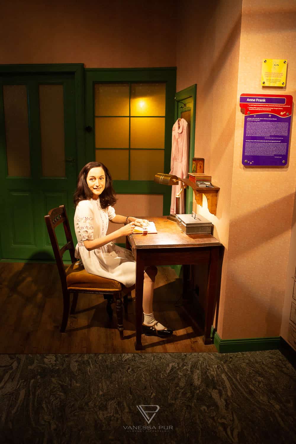 Madame Tussauds in Berlin - Stars and Celebrities - VIP Entrance - Opening Hours - Madame Tussauds in Berlin with stars and celebrities. VIP entrance and opening hours of the wax museum at the Brandenburg Gate, sightseeing Berlin