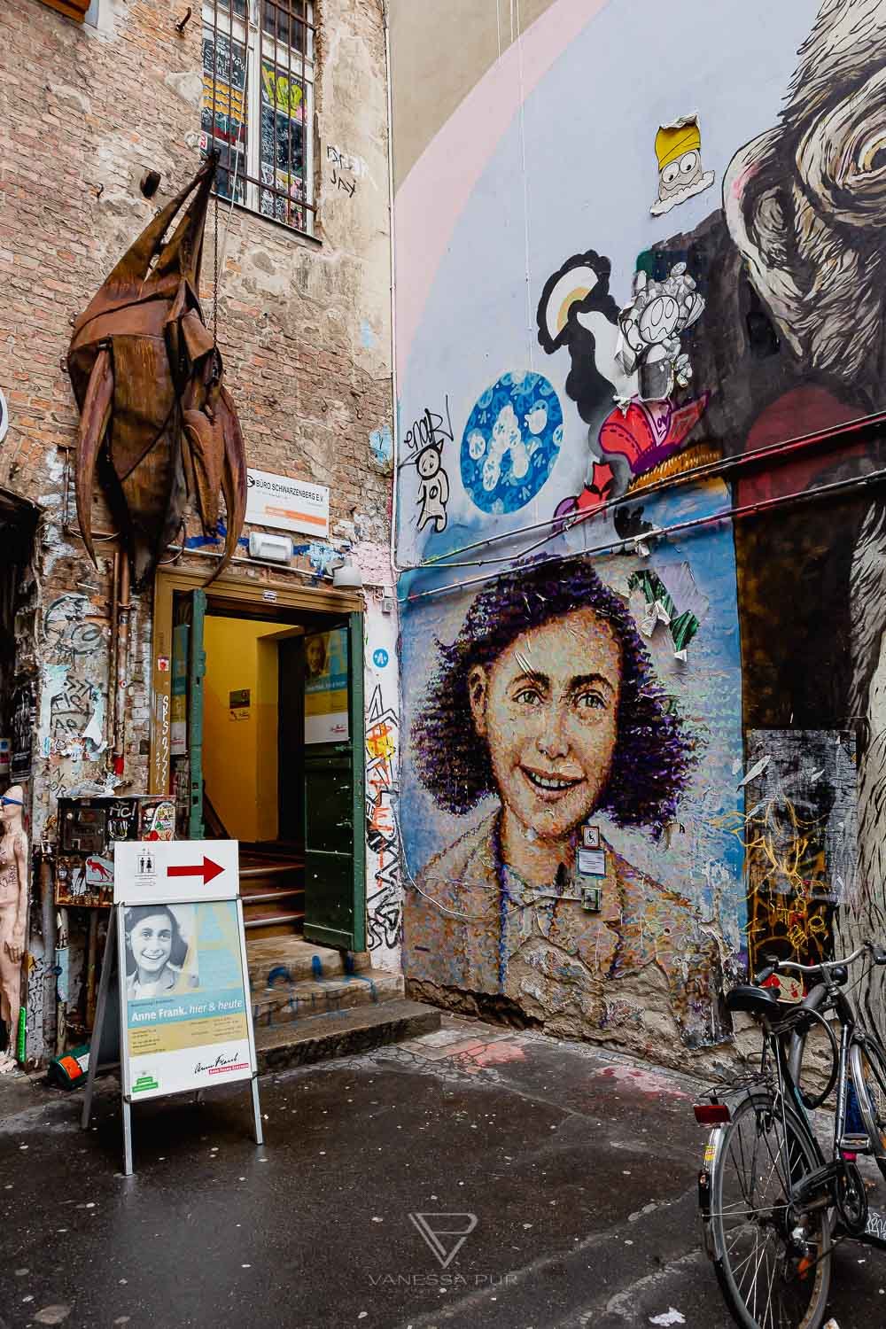 Berlin Graffiti Tour - Sights Alternative Berlin Tours - Berlin Grafitti Tour - the other side of Berlin - city tour - Berlin sights in the backyards