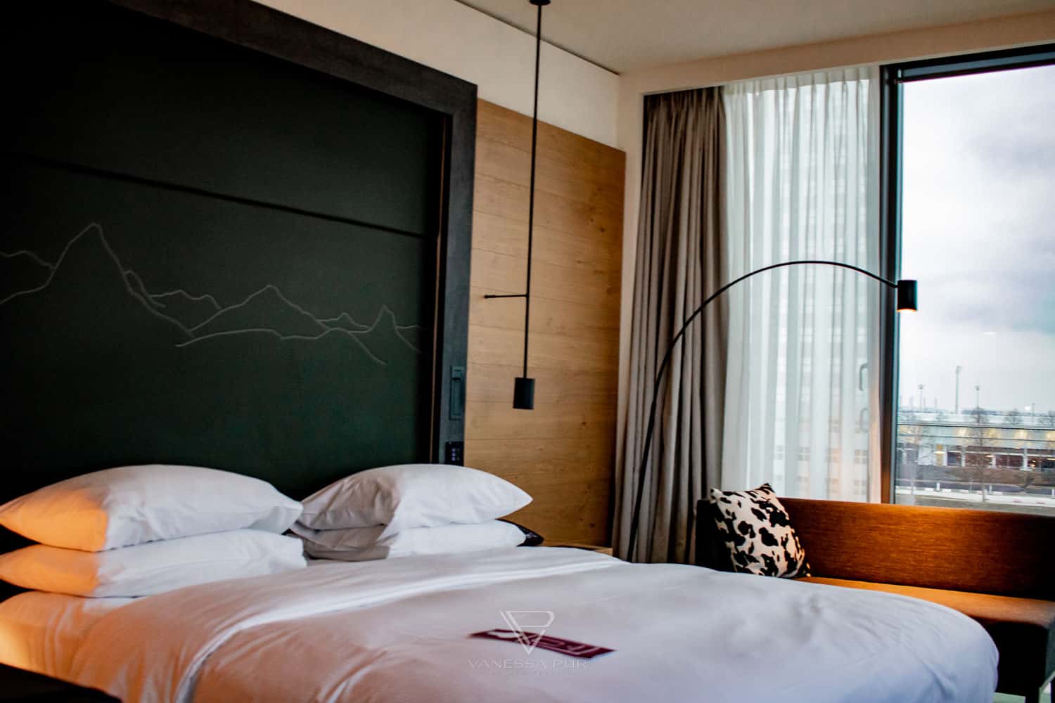 Hilton Munich Airport Hotel - Airport Hotel Munich - Airport hotel experience Hilton Munich Airport Hotel at Munich Airporthotel. Accommodation, luxury, restaurant, pool, view, room, buffet, Airporthotel München - Hilton Munich Airport Hotel - Munich Terminals - Wintermarket and Christmas market - new rooms