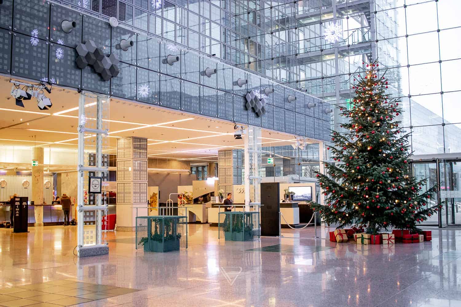 Hilton Munich Airport Hotel - Airport Hotel Munich - Airport hotel experience Hilton Munich Airport Hotel at Munich Airporthotel. Accommodation, luxury, restaurant, pool, view, room, buffet, Airporthotel München - Hilton Munich Airport Hotel - Munich Terminals - Wintermarket and Christmas market - new rooms