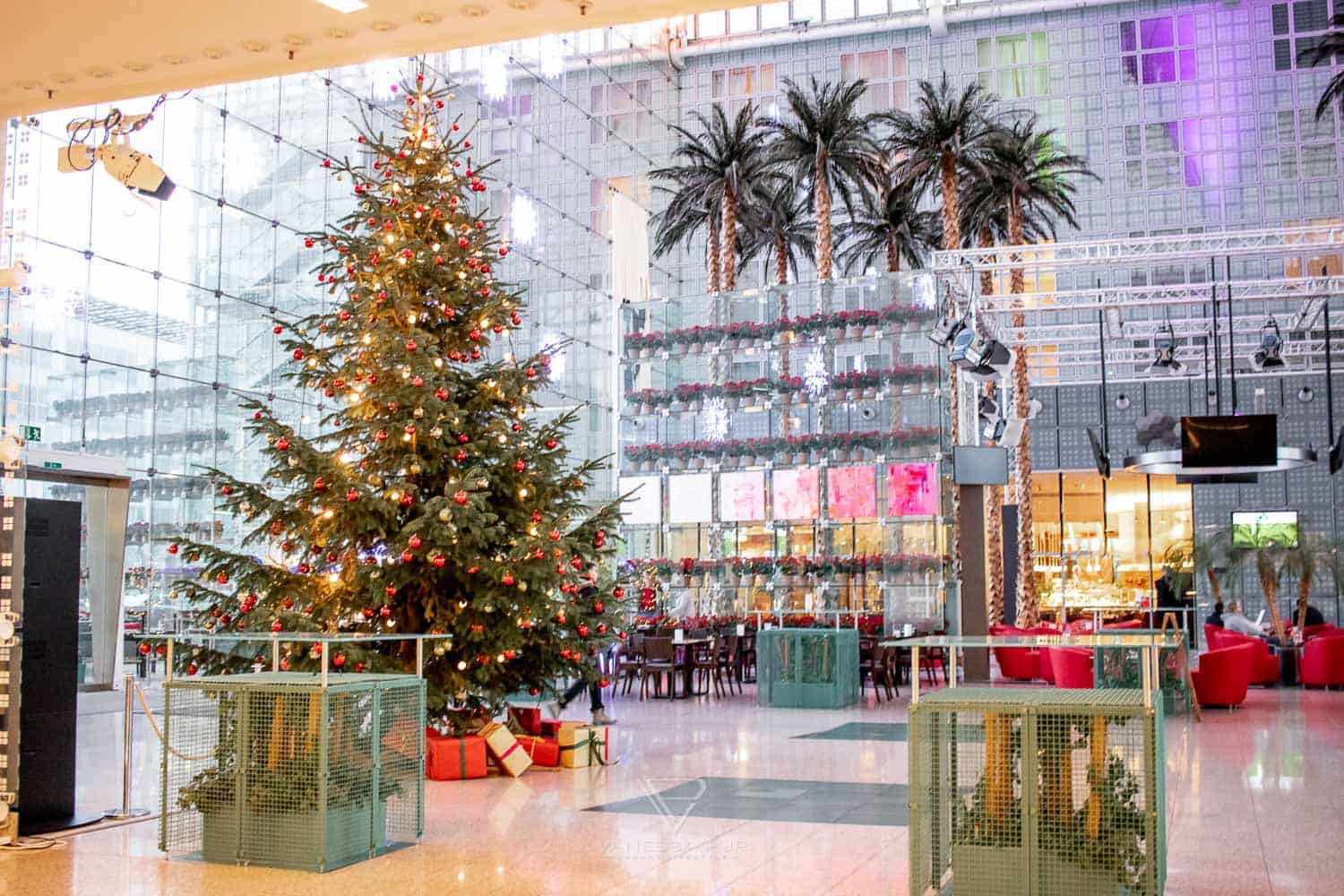 Hilton Munich Airport Hotel - Airport Hotel Munich - Airport hotel experience Hilton Munich Airport Hotel at Munich Airporthotel. Accommodation, luxury, restaurant, pool, view, room, buffet, Airporthotel München - Hilton Munich Airport Hotel - Munich Terminals - Wintermarket and Christmas market - new rooms