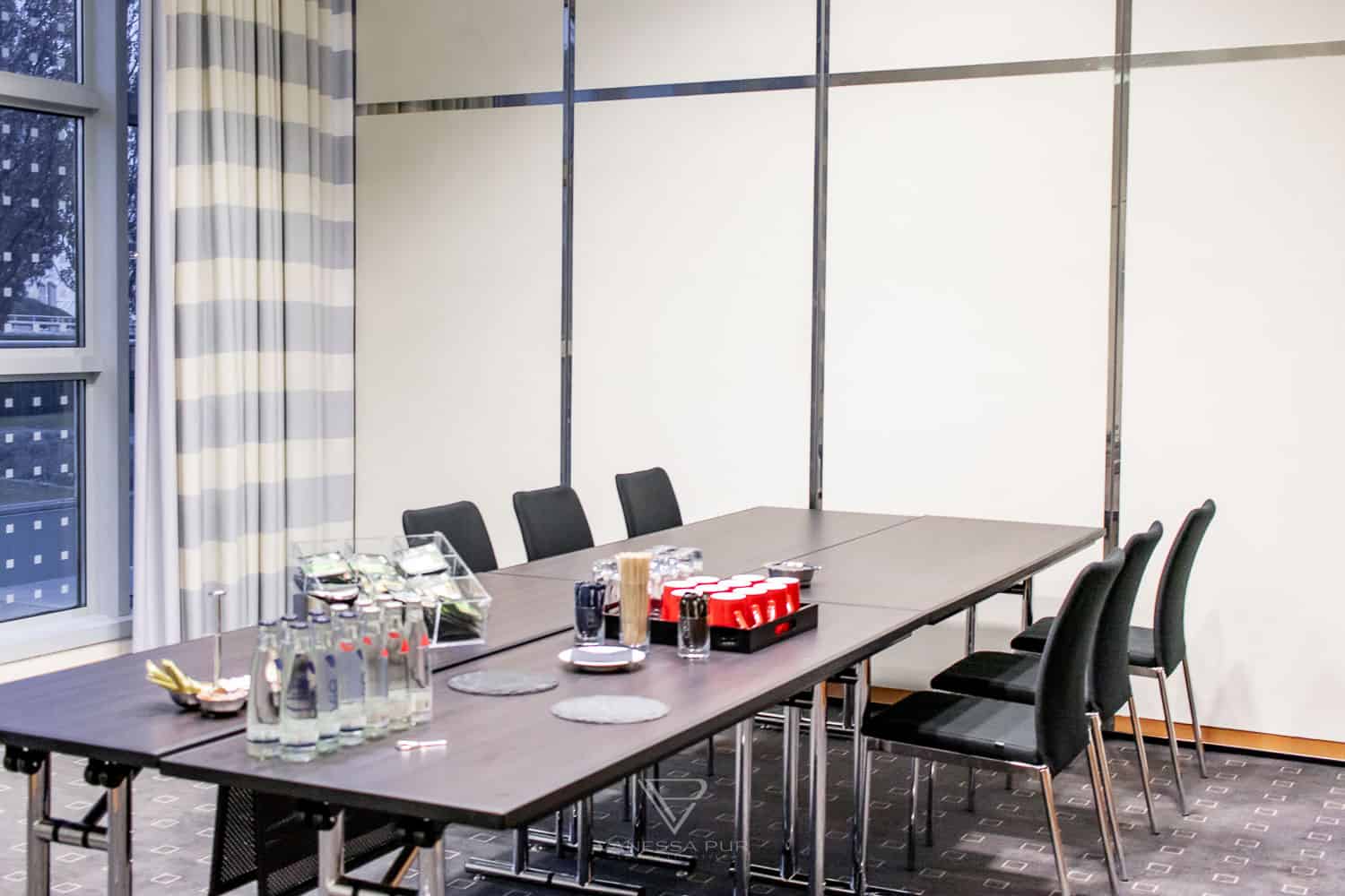 Hilton Munich Airport Hotel - Airport Hotel Munich - Airport hotel experience Hilton Munich Airport Hotel at Munich Airporthotel. Accommodation, luxury, restaurant, pool, view, room, buffet, Airporthotel München - Hilton Munich Airport Hotel - Munich Terminals - Wintermarket and Christmas market - new rooms