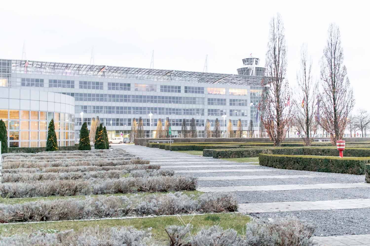 Hilton Munich Airport Hotel - Airport Hotel Munich - Airport hotel experience Hilton Munich Airport Hotel at Munich Airporthotel. Accommodation, luxury, restaurant, pool, view, room, buffet, Airporthotel München - Hilton Munich Airport Hotel - Munich Terminals - Wintermarket and Christmas market - new rooms
