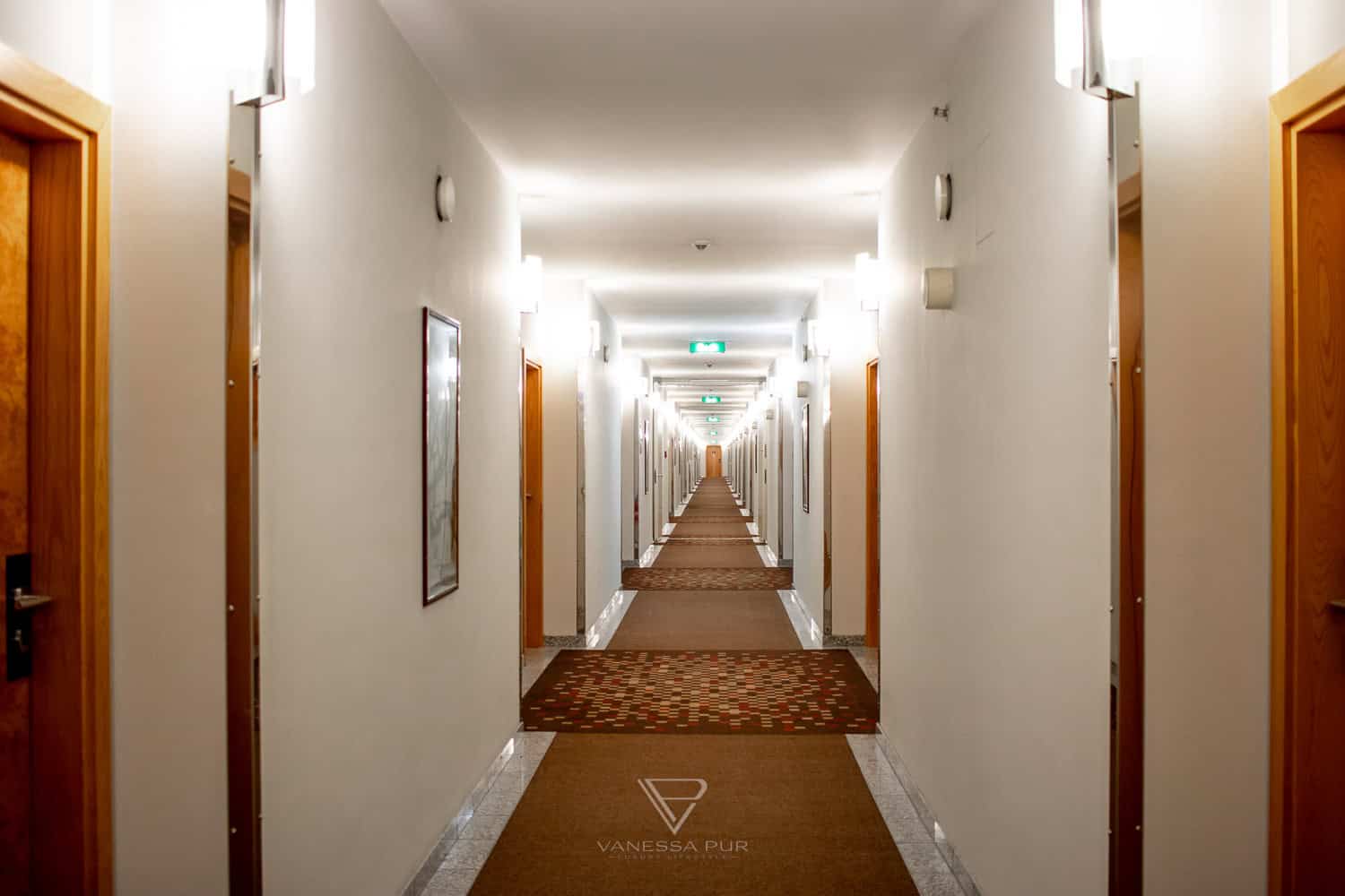 Hilton Munich Airport Hotel - Airport Hotel Munich - Airport hotel experience Hilton Munich Airport Hotel at Munich Airporthotel. Accommodation, luxury, restaurant, pool, view, room, buffet, Airporthotel München - Hilton Munich Airport Hotel - Munich Terminals - Wintermarket and Christmas market - new rooms