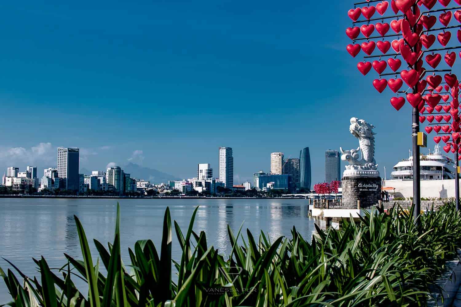 Vietnam sightseeing top 10 - Da Nang region - Travel tips for Vietnam sightseeing top 10 from Da Nang region. Beaches, Hands Bridge Golden Bridge, Marble Mountains, Museum - Scenic Spots Da Nang Hoi An Vietnam - Top10 Must See Places Vietnam - Travel blog Asia