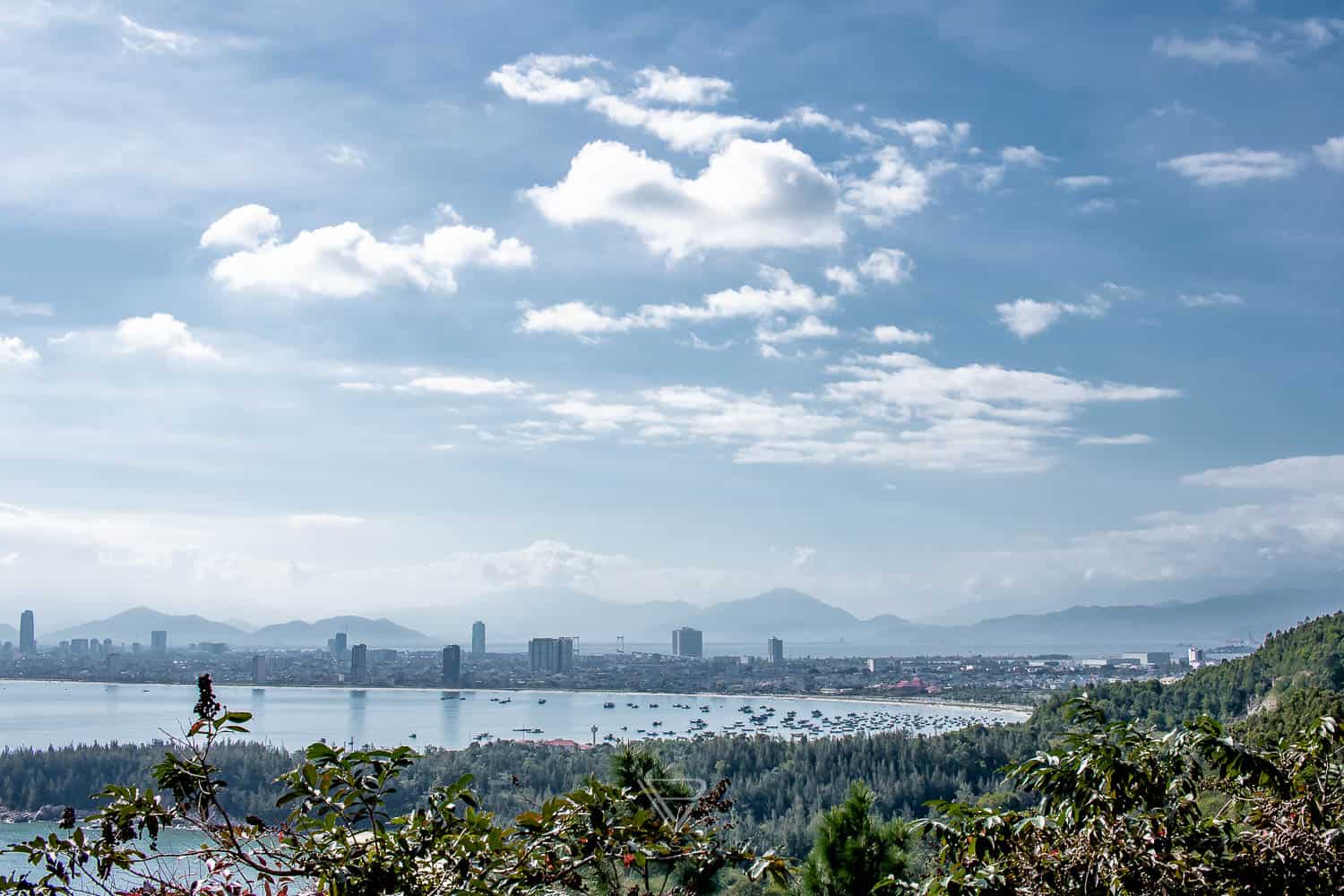 Vietnam sightseeing top 10 - Da Nang region - Travel tips for Vietnam sightseeing top 10 from Da Nang region. Beaches, Hands Bridge Golden Bridge, Marble Mountains, Museum - Scenic Spots Da Nang Hoi An Vietnam - Top10 Must See Places Vietnam - Travel blog Asia