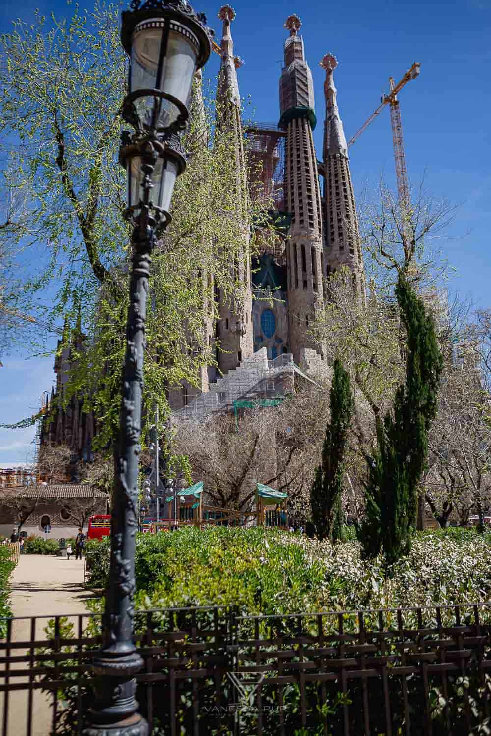 Barcelona - Sagrada Familia church - view & tips for visiting the church and basilica - Top sightseeing in Barcelona, the Sagrada Familia. Entrance fees and opening hours, views from the towers and tips for visiting - Basílica i Temple Expiatori de la Sagrada Família - How much does it cost to climb the tower? Which tower is better? When is the Sagrada open? Is it worth a visit to Barcelona? Barcelona sightseeing and top10 tips - Luxury Travel Blog - Travel Blogger Germany